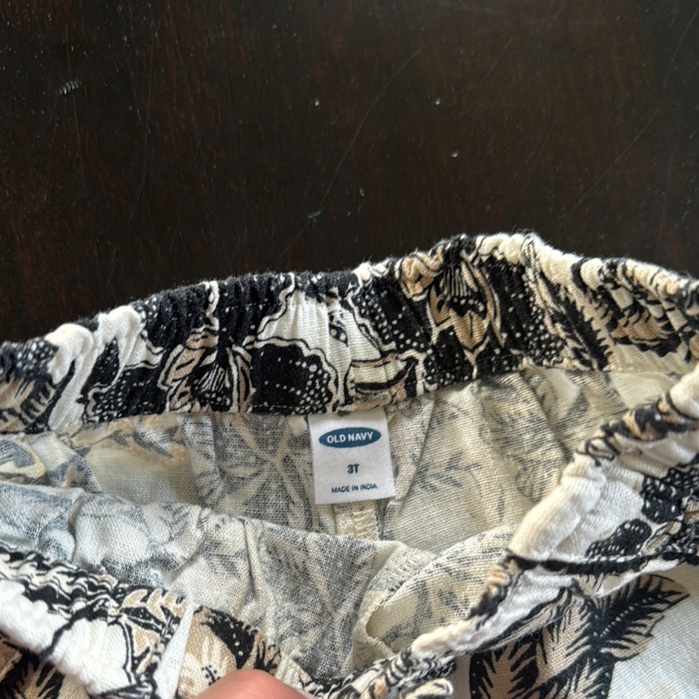 Old Navy Black and Cream Relaxed Fit Shorts - Picture 2 of 2